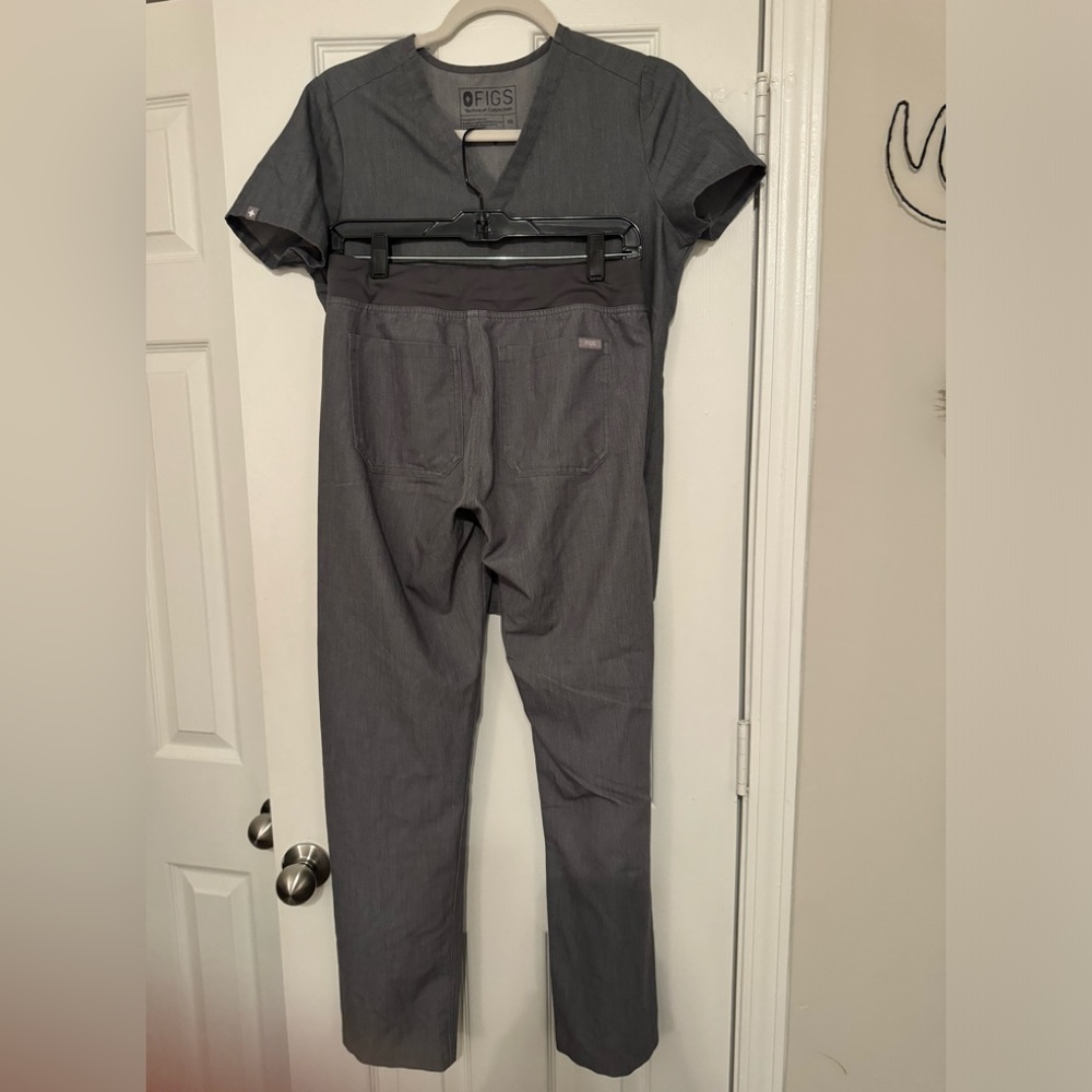 Figs graphite scrub set. One pocket scrub top XS. Livingston scrub pant XS. 🩶